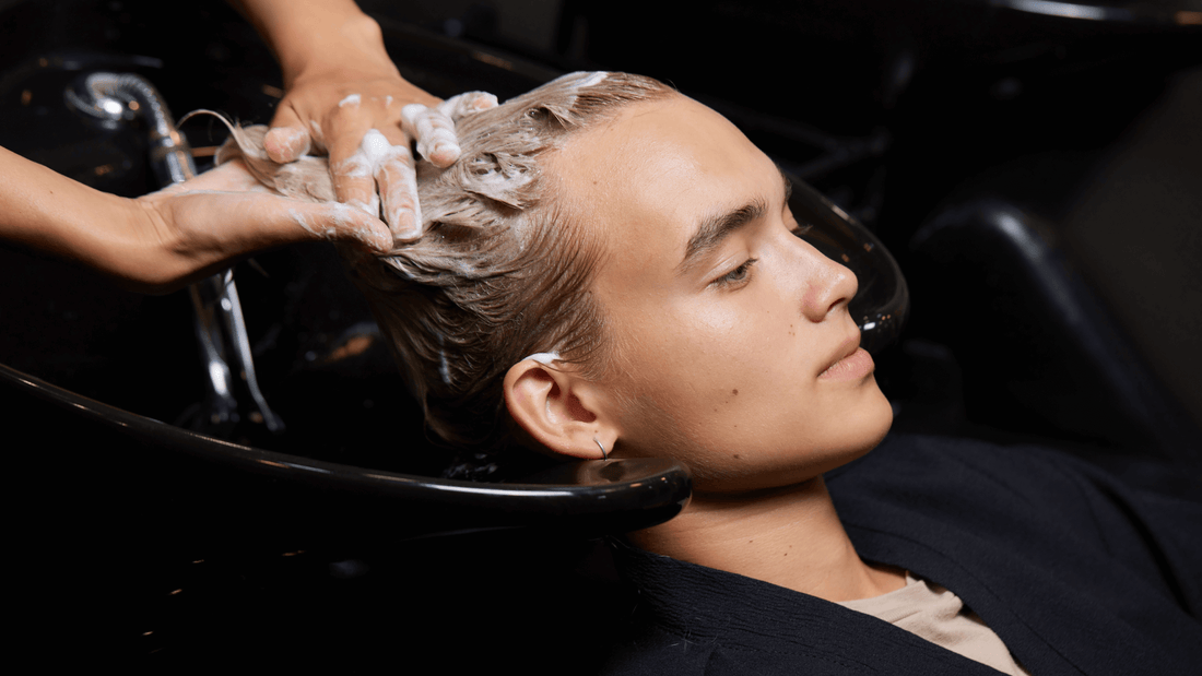 Lavado profesional del cabello en el lavacabezas del salón, cuidado de extensiones