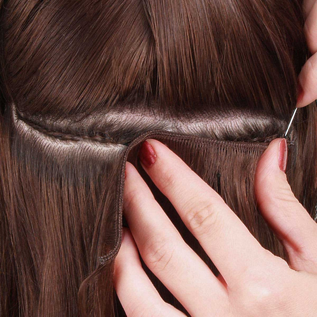 Cortina de cabello natural colocada en la nuca durante una instalación de extensiones, cálculo de gramos necesarios